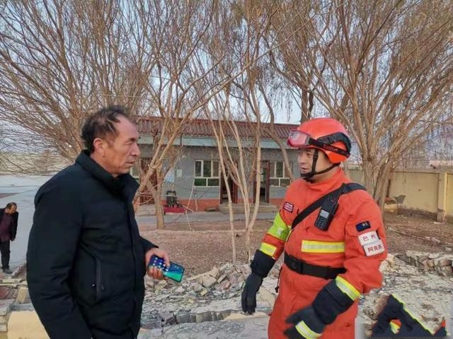 新疆多方力量增援伽�� 救援工作仍在持�m（�D）